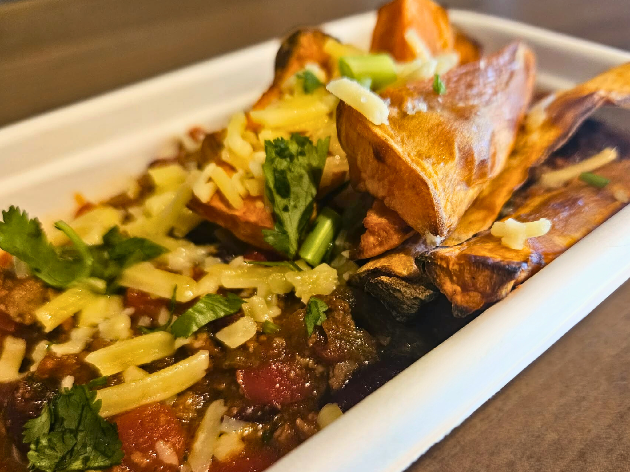 Chili con carne with sweet potato dippers